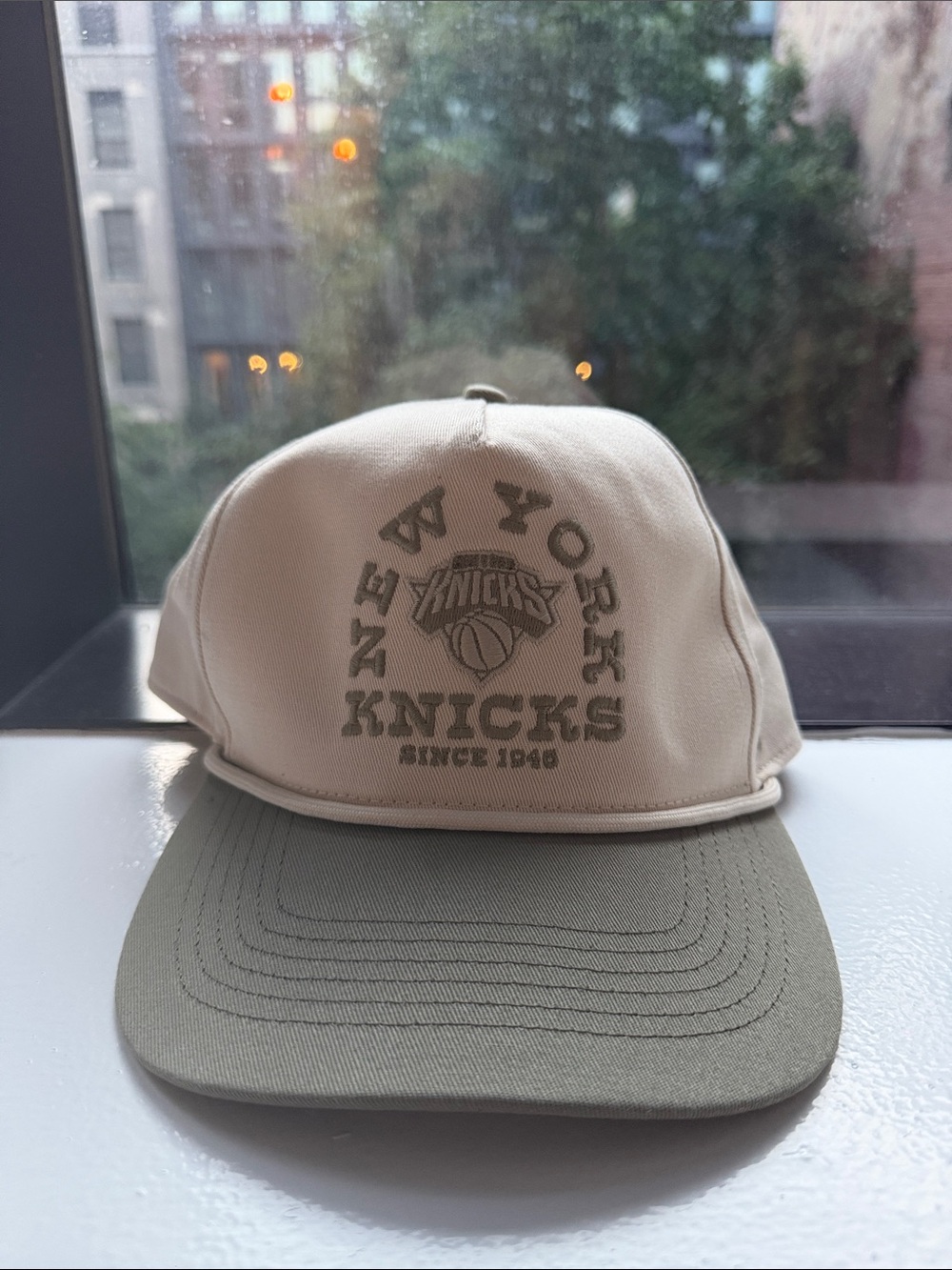 NWT New York Knicks Two-Tone Snapback Cap - Cream & Olive